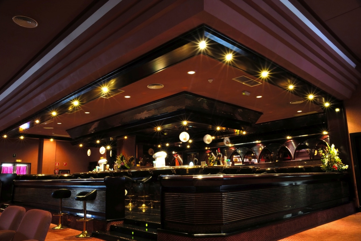 Drewniany bar w restauracji