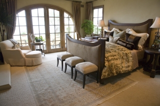 Łóżko drewniane tapicerowane